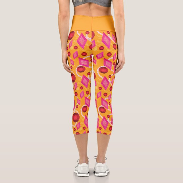 rosa und rote Edelsteine und gelbes Hintergrundmus Capri Leggings (Rückseite)