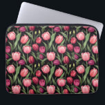 Rosa und Rote Flora Tulip Laptopschutzhülle<br><div class="desc">Dieser Laptop-Tasche aus Stoff ist mit lebendigen rosa und roten Tulpenfarben und schwarzen Blume gestaltet. Die üppig grünen Tulpe-Blätter fügen Kontrast hinzu und bringen einen frischen Pop in den dunklen Hintergrund. Dieses gewagte Blumenmuster strahlt Eleganz und Raffinesse aus und ist perfekt für jeden, der ein kraftvolles und dennoch raffiniertes Aussehen...</div>