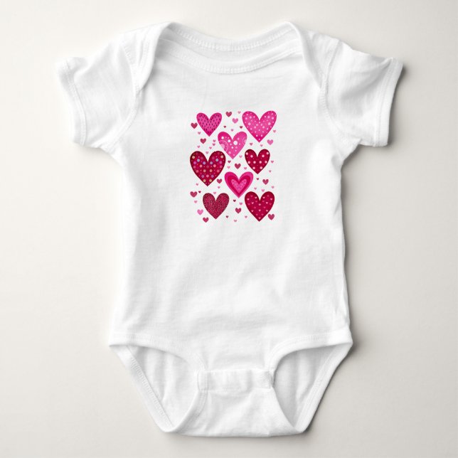 Rosa und rote gemusterte Herzen Baby Strampler (Vorderseite)