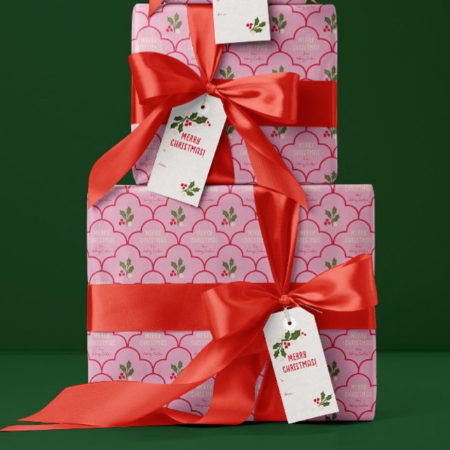 Rosa und Rote Scallop Weihnachtsfeiertage Geschenkpapier (pretty pink Christmas gift wrap with custom text and red scalloped pattern and festive holly sprigs)