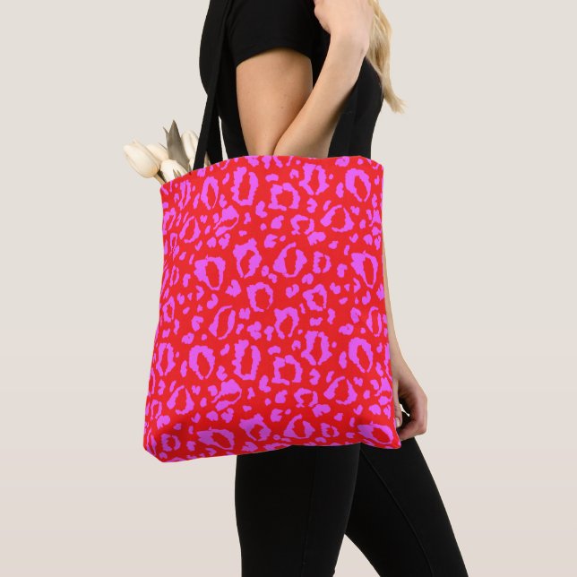 Rosa und rotes Leopardenprintmuster (Von Nahem)