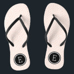 Rosa und schwarz-griechisches Schlüsselmonogramm Flip Flops<br><div class="desc">Maßgeschneiderte,  bedruckte Flop-Sandalen mit einem stilvollen,  modernen griechischen Schlüsselmuster und einem eigenen Monogramm oder einem anderen Text in einem Kreisrahmen. Klicken Sie auf Anpassen,  um Schriftart und Farben zu ändern oder eigene Bilder hinzuzufügen,  um ein einzigartiges Design zu erstellen!</div>