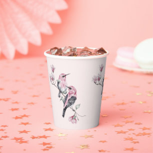 Rosa und schwarze Vögel auf einem Baumzweig Pappbecher