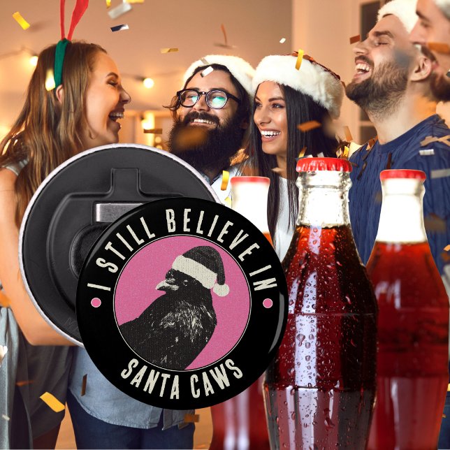 Rosa und schwarzer gotischer Krähen-Stocking-Stuff Flaschenöffner (Cute and functional, this "I still believe in Santa Caws" button bottle opener is a fun party add-on)