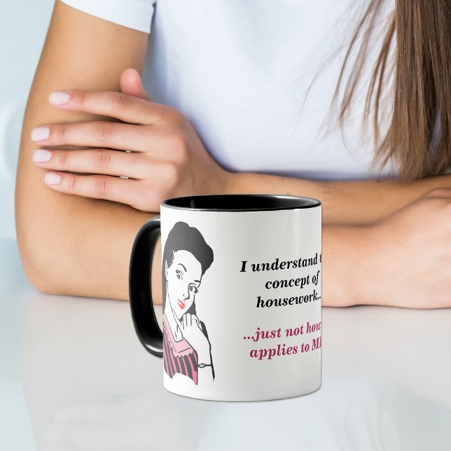 Rosa und schwarzes lustiges Hausarbeitskonzept Tasse (Von Creator hochgeladen)