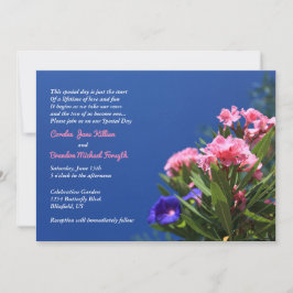 Rosa und violette Blumen auf Deep Blue Country Wed Einladung