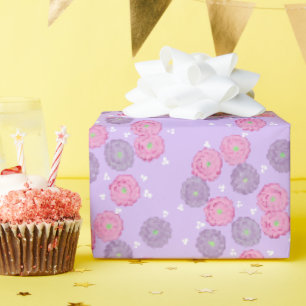 Rosa und violette Blumen auf lila Einwickelpapier Geschenkpapier
