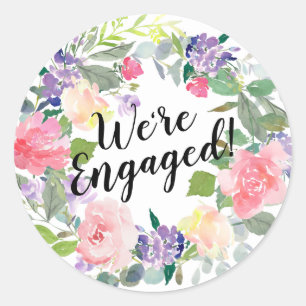 Rosa und violette Blumen Wir sind Verlobte Wasserf Runder Aufkleber
