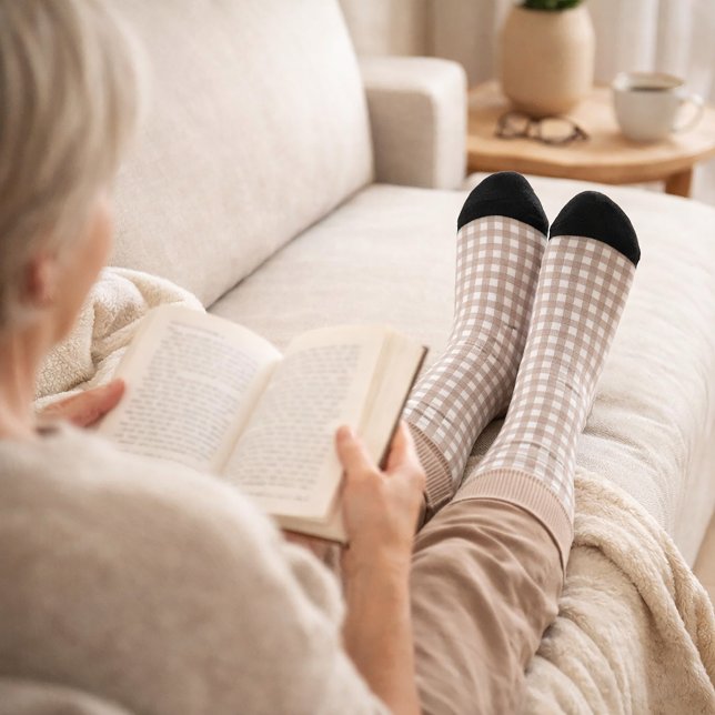 Rosa und weiß kariertes Gingham-Muster Socken (A pair of socks with a soft pink gingham plaid pattern.)