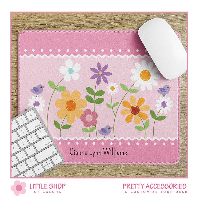 Rosa und weiße Blumen, monogrammiert Mousepad (Von Creator hochgeladen)