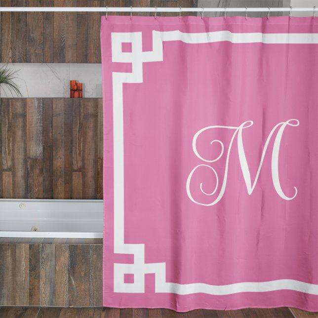 Rosa und weiße Monogramm griechische Schlüsselgren Duschvorhang (Create your own monogrammed Greek Key border shower curtain.)