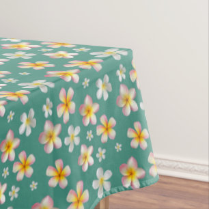 Rosa und weiße Plumeria Blume auf Aquamarin Tischdecke