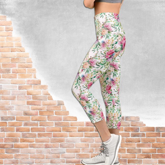 Rosa und weiße Rose Bouquet auf Weiß Capri Leggings (Von Creator hochgeladen)