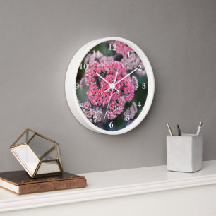 Rosa und weiße Schmetterlingssteine Uhr