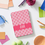 Rosa und weiße Zickzack Damastasenfische individue iPad Pro Cover<br><div class="desc">Dicke,  eckige,  gemusterte Gehäusebox in hellrot,  dunkelrosa und weiß. Personalisieren Sie mit Ihrem eigenen Namen. Muster und Design von www.mylittleeden.com</div>
