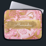 Rosa und weißer Marmor mit Goldfolie und Glitzer Laptopschutzhülle<br><div class="desc">Rosa und weiße Marmor mit goldenem Foil und Glitzer Elegante Monogramm Name Sieb. Diese Hülle kann auf Ihren Vornamen angepasst werden.</div>