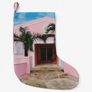 Rosa und weißes Betonhaus in der Nähe von grünen B Kleiner Weihnachtsstrumpf
