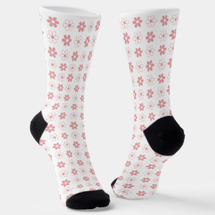 Rosa und weißes Blumenmuster auf weißen Socken