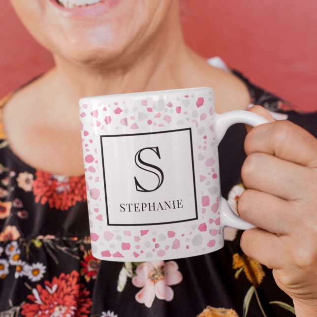 Rosa und weißes Terrazzo-Muster mit Monogramm Kaffeetasse (Von Creator hochgeladen)