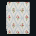 Rosa Viktorianische Rose mit blauem Flachbandgitte iPad Pro Cover<br><div class="desc">Hübsche Viktorianische rosa Rosenbuketten mit diagonalem Gitter aus blassblauen Bändern und Bogen auf weichem eggshell-Hintergrund mit subtilen grauen Punkten. Design ist nahtlos und skalierbar.</div>