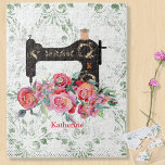 Rosa Vintage Nähmaschine Personalisiert Ji Puzzle<br><div class="desc">Verbringen Sie angenehme Zeit mit diesem hübschen nähenden Themenpuzzle, das mit einer Vintagen, schwarzen Nähmaschine auf einem verblassten Damast und gepunktetem Hintergrund bedruckt ist. Akzentuiert mit Ihrem gewählten Monogramm und Namen und einem üppigen Bouquet von rosa ranunculus Blume. Editieren Sie einfach den Namen und das Monogramm. Ihre Auswahl an zahlreichen...</div>