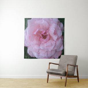 Rosa Wandteppich mit Regentropfen
