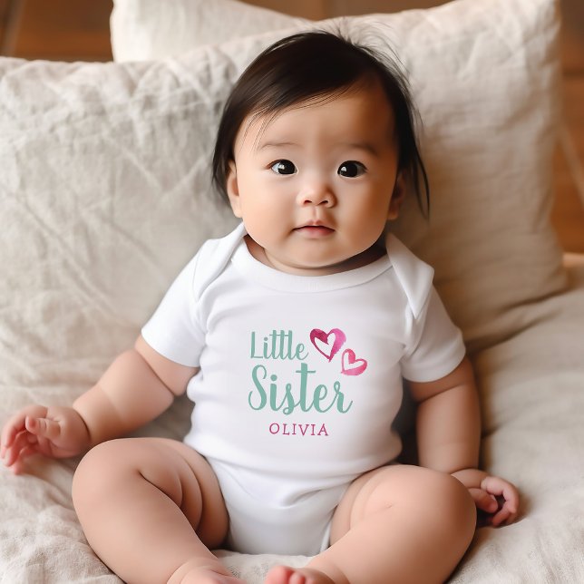 Rosa Wasserfarbe Herz Kleine Schwester Name Monogr Baby Strampler (Von Creator hochgeladen)