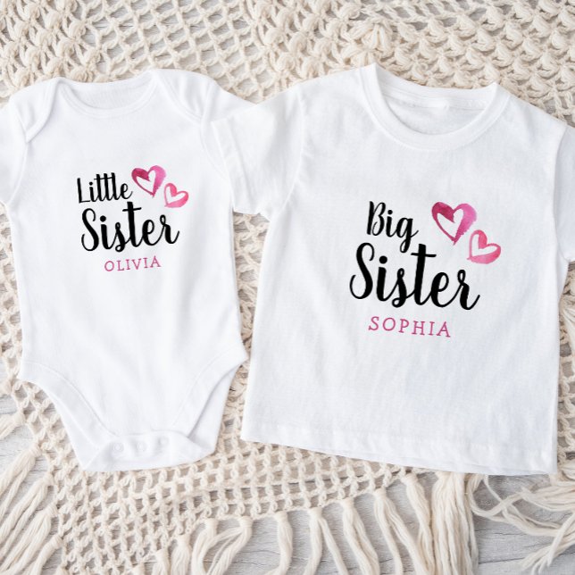 Rosa Wasserfarbe Herz Kleine Schwester Name Monogr Baby Strampler (Von Creator hochgeladen)