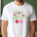 Rosa Wassermelone zum Thema Mädchen 1. Geburtstag, T-Shirt<br><div class="desc">Feiern Sie den fröhlichen Anlass des ersten Sommers Ihres kleinen Mädchens mit den pixiaDesigns "Watermelon Summer 1st Birthday, Vaters" Shirt. Dieses lebendige Stück besticht durch ein atemberaubendes Aquarellfarben-Rosa-Melonendesign, ergänzt durch eine Kalligraphie in einem erfrischenden Kalkgrün, das die Essenz des Sommers perfekt einprägt. Die kühn rote und limitierte Farbpalette des Shirts...</div>