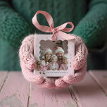 Rosa Weihnachts Retro Vintages Foto des Weihnachts Keramikornament<br><div class="desc">Fügen Sie Ihrem Urlaubsstil eine Touch Retro-Charme hinzu, mit unserem Pink Weihnachtsmann Delivery Foto Ornament. Dieses reizvolle Ornament besticht durch ein skurriles Aquarelldesign eines rosa Santa Claus im Retrostil, das einen Sack von Geschenken trägt, der bereit ist, feierlichen Beifall zu verbreiten. Die Einrichtung besteht aus einem gewölbten Retro-Foto, das sich...</div>