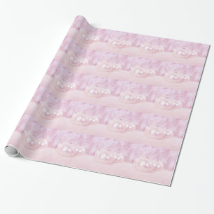 Rosa Weihnachtsbälle im Schnee mit rosa Hintergrun Geschenkpapier