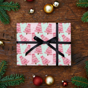 Rosa Weihnachtsbäume, dekoriert mit Schleifen. Geschenkpapier