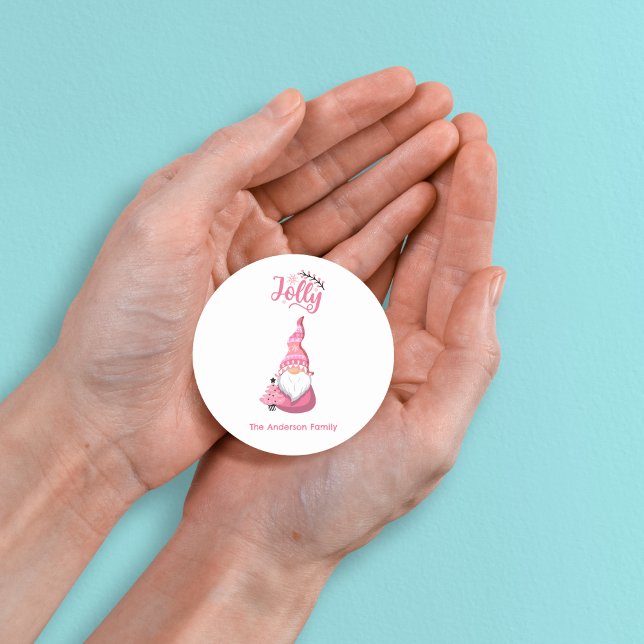 Rosa Weihnachtsgenom mit Winer Hat Jolly Runder Aufkleber (Pink Christmas Gnome With Winer Hat Jolly Classic Round Sticker - Personalized Festive Greeting)