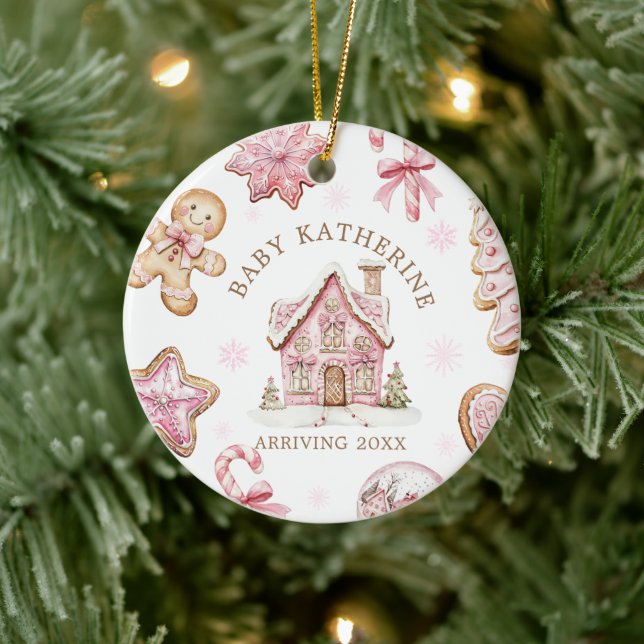 Rosa Weihnachtslebkuchen-Baby kommt an Keramik Ornament (Baum)
