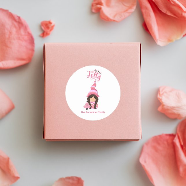 Rosa Weihnachtsmädchen mit dunklem Haar Jolly Runder Aufkleber (Pink Christmas Girl Gnome With Dark Hair Jolly Classic Round Sticker - Personalized Festive Greeting)