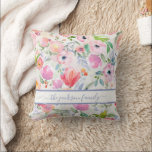 Rosa weiße Flora boho Familienname Skript Kissen<br><div class="desc">Romantischer, böhmischer, boho-Stil. Weiche, feminine Blume in Rosa, Grün und Pfirsichfarben mit grünem Blattwerk auf weißem Hintergrund. Personalisieren und fügen Sie Ihren Namen oder Familiennamen mit einem lavenderfarbenen modernen handgeschriebenen Skript mit Swashes hinzu. Um die Swashes behalten, löschen Sie nur den Beispielnamen, verlass die Leerzeichen oder Emoji's vor und nach...</div>