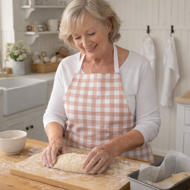 Rosa-weiße Gingham-Karo-Landhaus-Muster Schürze (An apron with a blush pink and white gingham pattern.)