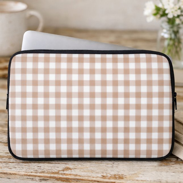 Rosa-weiße Gingham-Karo-Landreste-Muster Laptopschutzhülle (A lap top bag with a pink & white gingham pattern.)