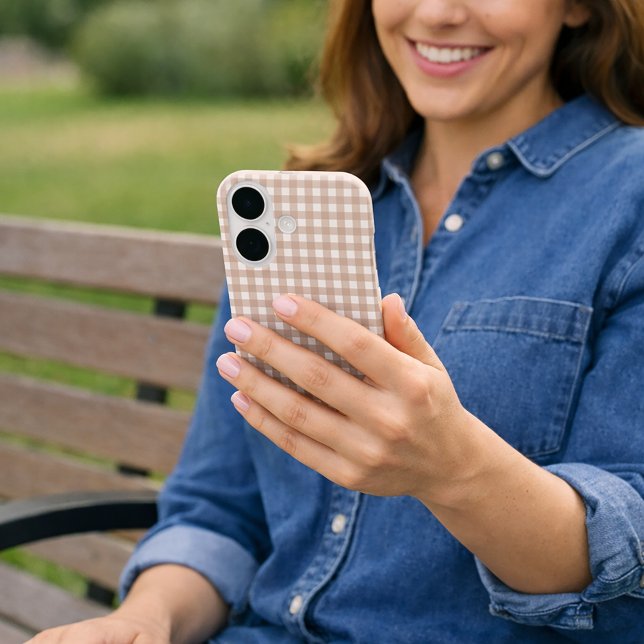 Rosa-weiße Gingham-Karomuster Case-Mate iPhone Hülle (A phone case with a pink and gingham pattern.)
