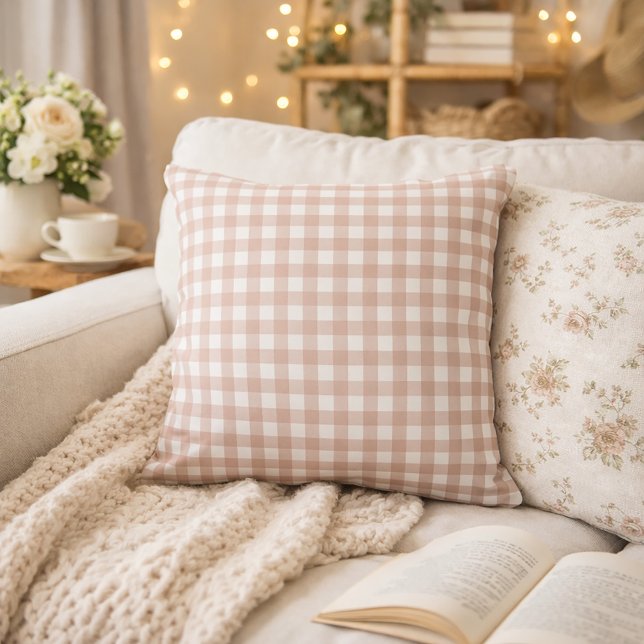 Rosa-weiße Gingham-Karomuster Kissen (A throw pillow with a pink and white gingham pattern.)