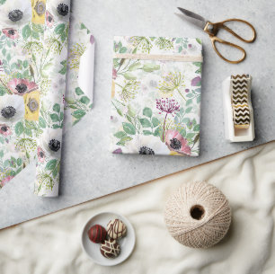 Rosa, weiße und gelbe Anemone. Geschenkpapier