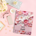 Rosa, weißes Blumenmuster, Namensschild 2025 Planer<br><div class="desc">Rosa und weiße Blume Muster. Personalisieren und fügen Sie ein Jahr (jedes Jahr) und Ihren Namen. Der Name ist mit einem modernen handgeschriebenen Stilskript geschrieben</div>