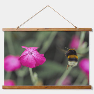 Rosa Wildblume von Biene bestäubt - Naturfoto Wandteppich Mit Holzrahmen