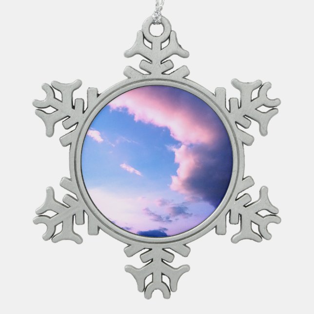 Rosa Wolken Schneeflocken Zinn-Ornament (Vorderseite)