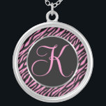 Rosa Zebra-Druck-extravaganter Buchstabe K Versilberte Kette<br><div class="desc">Script Buchstaben K im Rosa auf einem schwarzen und rosa Zebradruckhintergrund.</div>