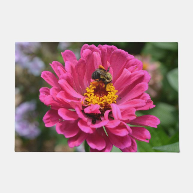 Rosa Zinnia und Hummel im Freien Kissen Fußmatte (Vorderseite)