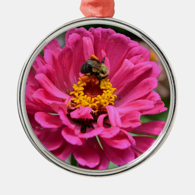Rosa Zinnia und Hummel Ornament Aus Metall (Vorne)
