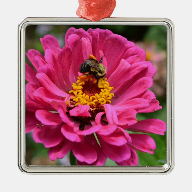 Rosa Zinnia und Hummel Ornament Aus Metall (Vorne)