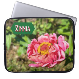 Rosa Zinnie mit gelber Mitte Laptopschutzhülle