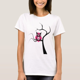 Rosa Zuckerschädel-Eule im Baum T-Shirt